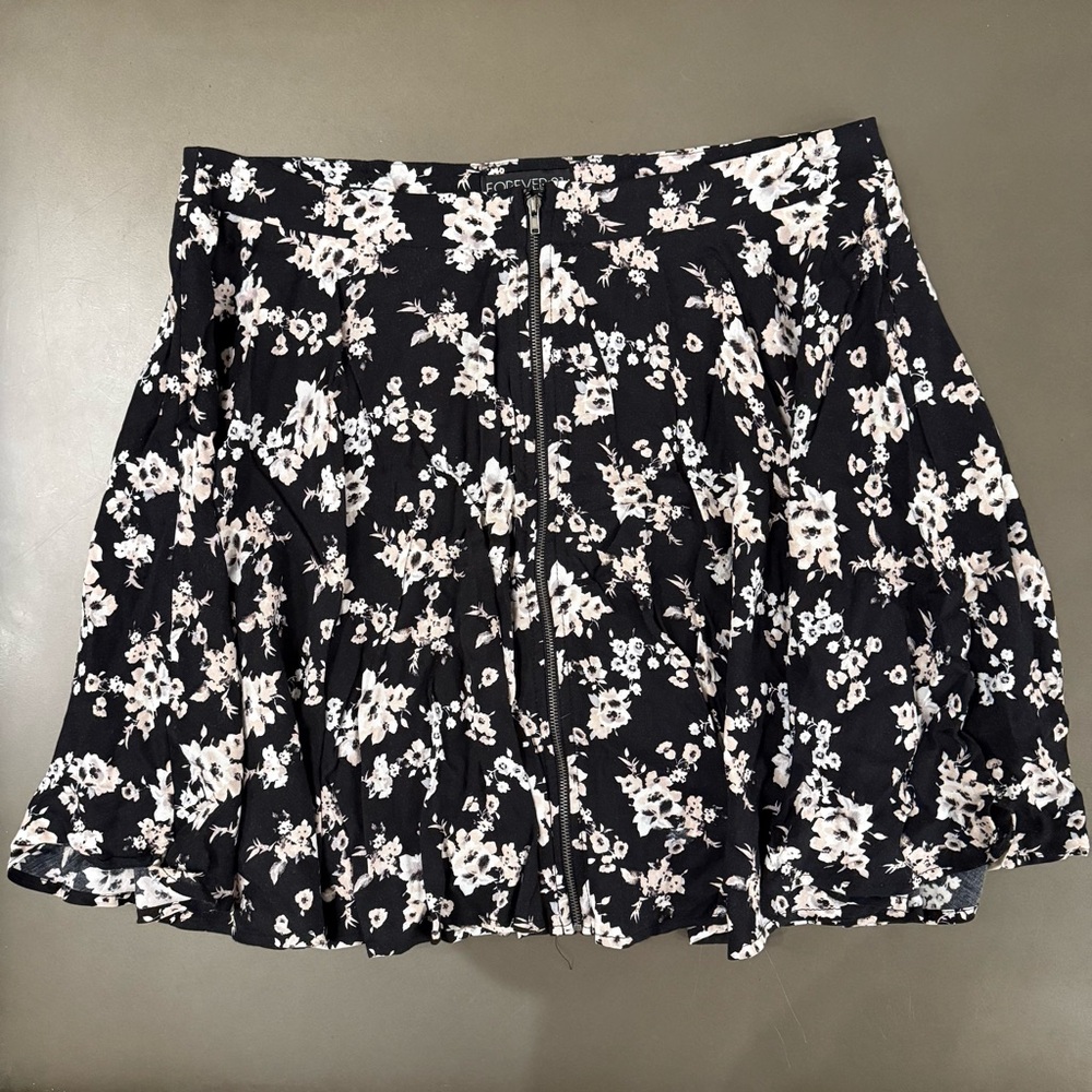 3/$10 🛒🛍️ Forever 21 Plus Size Black & White Floral Skirt - Size XL